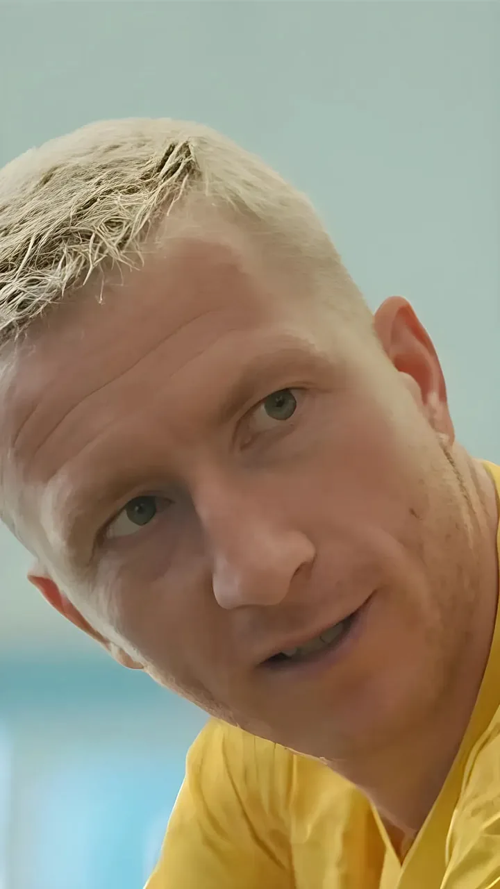 Nahaufnahme aus der Social Ad für EA Sports: Marco Reus im gelben BVB-Trikot, hellblond gefärbtes Haar, leicht zur Kamera geneigt